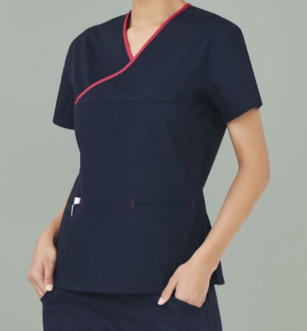 Áo đồng phục y tá, điều dưỡng của bệnh viện Tân Phú có đường viền cổ được thiết kế đẹp mắt
