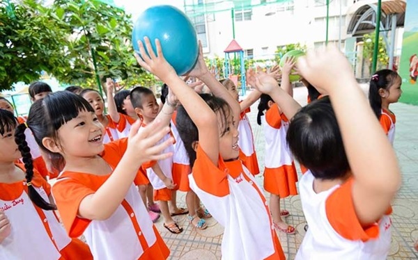 Mẫu đồng phục cổ tròn áo màu cam kết hợp quần trắng, tay áo bo viền khác màu đẹp mắt