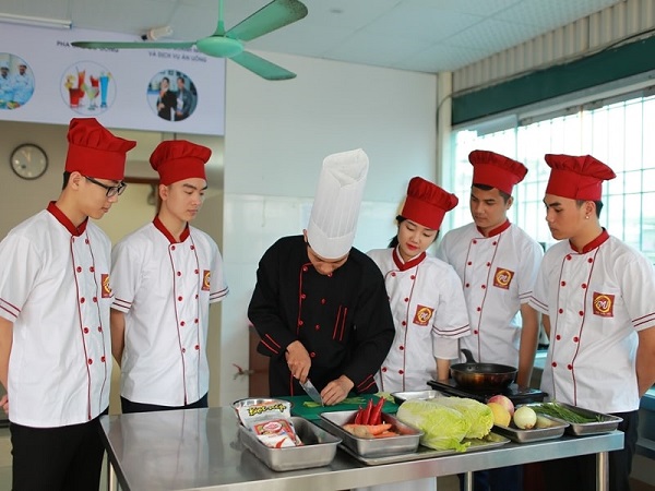Mẫu đồng phục bếp thiết kế ấn tượng với nón, cổ áo và đường viền nút áo màu đỏ