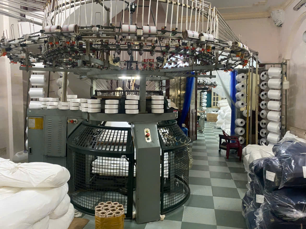 Xưởng dệt may đồng phục quy trình sản xuất khéo kín